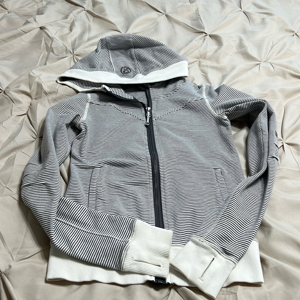 Early edition scuba hoodie by Lululemon. Size 2. No signs of wear. No stains.